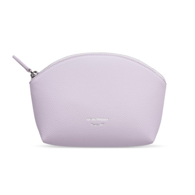 Τσάντα καλλυντικών της εταιρείας Emporio Armani σε orchid ice χρώμα. Διαθέτει έναν μεγάλο, ενιαίο χώρο. Ιδανικό για άντρες και για γυναίκες. Διαστάσεις: 21 x 14 cm Όλα τα προϊόντα μας αποστέλλονται σε συσκευασία δώρου. Με την υπηρεσία της προσωποποίησης μπορείτε να προσθέσετε μονόγραμμα, το όνομα ή το λογότυπό σας.