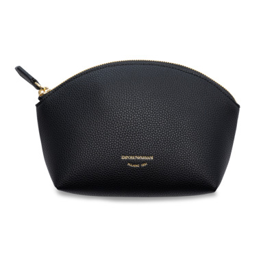 Τσάντα καλλυντικών της εταιρείας Emporio Armani σε μαύρο χρώμα. Διαθέτει έναν μεγάλο, ενιαίο χώρο. Ιδανικό για άντρες και για γυναίκες. Διαστάσεις: 21 x 14 cm Όλα τα προϊόντα μας αποστέλλονται σε συσκευασία δώρου. Με την υπηρεσία της προσωποποίησης μπορείτε να προσθέσετε μονόγραμμα, το όνομα ή το λογότυπό σας.