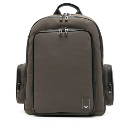 Τσάντα πλάτης από την εταιρεία Emporio Armani σε μόκα χρώμα. Η τσάντα είναι κατασκευασμένη από ύφασμα και είναι διάστασης 20 x 30 x 35 cm. Διαθέτει 3 μεγάλες θήκες και 2 μικρότερες. Όλα τα προιόντα μας αποστέλλονται σε συσκευασία δώρου.