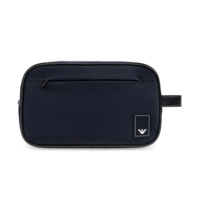 Νεσεσέρ Emporio Armani από πολυεστέρα σε σκούρο μπλε χρώμα. Διαθέτει έναν μεγάλο, ενιαίο χώρο. Διαστάσεις: 7 x 15 x 25.5cm Όλα τα προϊόντα μας αποστέλλονται σε συσκευασία δώρου.