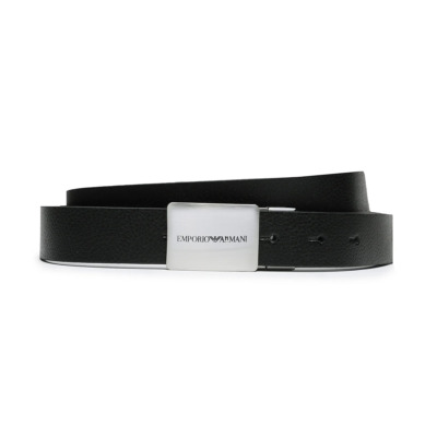 Δερμάτινη ζώνη από τον οίκο Armani σε μαύρο χρώμα από την μια όψη, καφέ από την δεύτερη όψη. Το φάρδος της ζώνης είναι στα 3.5cm και το μήκος της είναι στα 125cm το οποίο είναι αυτορυθμιζόμενο Όλα μας τα είδη αποστέλλονται σε συσκευασία δώρου.
