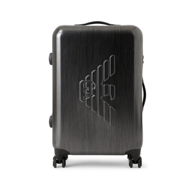 Βαλίτσα ταξιδίου από τον οίκο Armani σε γκρι χρώμα. Διαθέτει 4 ροδάκια και πτυσόμενη λαβή, κλειδαριά με συνδιασμό 3 ψηφίων και δύο μεγάλους χώρους με καλλύματα και πολλές θήκες οργάνωσης. Διαστάσεις 47 x 70 x 27 m Όλα τα προϊόντα μας αποστέλλονται σε συσκευασία δώρου.