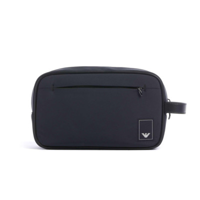 Τσάντα καλλυντικών της εταιρείας Emporio Armani σε μπλε χρώμα. Διαθέτει έναν μεγάλο, ενιαίο χώρο. Ιδανικό για άντρες και για γυναίκες. Διαστάσεις: 25 x 15 x 7 cm Όλα τα προϊόντα μας αποστέλλονται σε συσκευασία δώρου.