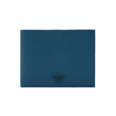 Πορτοφόλι της εταιρείας Emporio Armani σε μπλε χρώμα. Εσωτερικά, διαθέτει 4 θέσεις για κάρτες, 2 εναλλακτικές θήκες, θήκη για χαρτονομίσματα και θήκη για κέρματα. Διαστάσεις: 12.5 x 2.5 x 9.5 cm Όλα τα προϊόντα μας αποστέλλονται σε συσκευασία δώρου. Με την υπηρεσία της προσωποποίησης μπορείτε να προσθέσετε μονόγραμμα, το όνομα ή το λογότυπό σας.