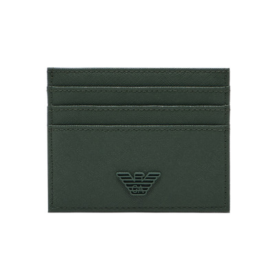 Καρτοθήκη της εταιρείας Emporio Armani σε πράσινο χρώμα. Διαθέτει 6 θήκες για πιστωτικές κάρτες και μια εναλλακτική θήκη. Διαστάσεις: 10.2 x 0.5 x 8 cm Όλα τα προϊόντα μας αποστέλλονται σε συσκευασία δώρου. Με την υπηρεσία της προσωποποίησης μπορείτε να προσθέσετε μονόγραμμα, το όνομα ή το λογότυπό σας.