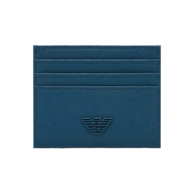 Καρτοθήκη της εταιρείας Emporio Armani σε μπλε χρώμα. Διαθέτει 6 θήκες για πιστωτικές κάρτες και μια εναλλακτική θήκη. Διαστάσεις: 10.2 x 0.5 x 8 cm Όλα τα προϊόντα μας αποστέλλονται σε συσκευασία δώρου. Με την υπηρεσία της προσωποποίησης μπορείτε να προσθέσετε μονόγραμμα, το όνομα ή το λογότυπό σας.