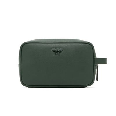 Τσάντα καλλυντικών της εταιρείας Emporio Armani σε πράσινο χρώμα. Διαθέτει έναν μεγάλο, ενιαίο χώρο. Ιδανικό για άντρες και για γυναίκες. Διαστάσεις: 22.5 x 8.4 x 13.5 cm Όλα τα προϊόντα μας αποστέλλονται σε συσκευασία δώρου. Με την υπηρεσία της προσωποποίησης μπορείτε να προσθέσετε μονόγραμμα, το όνομα ή το λογότυπό σας.