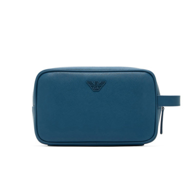 Τσάντα καλλυντικών της εταιρείας Emporio Armani σε μπλε χρώμα. Διαθέτει έναν μεγάλο, ενιαίο χώρο. Ιδανικό για άντρες και για γυναίκες. Διαστάσεις: 22.5 x 8.4 x 13.5 cm Όλα τα προϊόντα μας αποστέλλονται σε συσκευασία δώρου. Με την υπηρεσία της προσωποποίησης μπορείτε να προσθέσετε μονόγραμμα, το όνομα ή το λογότυπό σας.