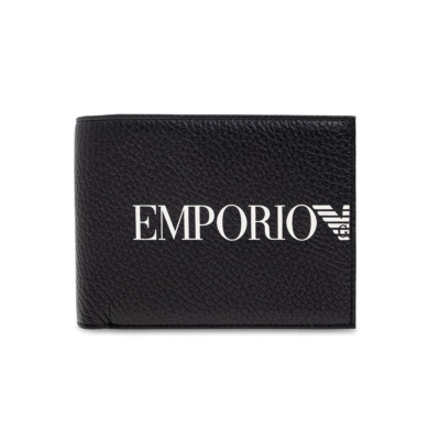Πορτοφόλι της εταιρείας Emporio Armani σε μαύρο χρώμα. Εσωτερικά, διαθέτει 4 θέσεις για κάρτες, 2 εναλλακτικές θήκες, θήκη για χαρτονομίσματα και θήκη για κέρματα. Διαστάσεις: 12.5 x 10 cm Όλα τα προϊόντα μας αποστέλλονται σε συσκευασία δώρου. Με την υπηρεσία της προσωποποίησης μπορείτε να προσθέσετε μονόγραμμα, το όνομα ή το λογότυπό σας.