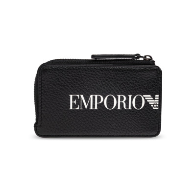 Καρτοθήκη της εταιρείας Emporio Armani σε μαύρο χρώμα. Διαθέτει έναν ενιαίο χώρο. Ιδανικό για άντρες και για γυναίκες. Διαστάσεις: 9 x 12 cm Όλα τα προϊόντα μας αποστέλλονται σε συσκευασία δώρου. Με την υπηρεσία της προσωποποίησης μπορείτε να προσθέσετε μονόγραμμα, το όνομα ή το λογότυπό σας.