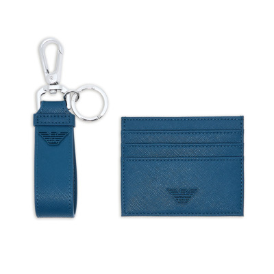 Σετ από την εταιρεία Emporio Armani σε μπλε χρώμα. Περιλαμβάνει ένα μπρελόκ και μια καρτοθήκη. Διαστάσεις καρτοθήκης: 10.2 x 8 cm Όλα τα προϊόντα μας αποστέλλονται σε συσκευασία δώρου. Με την υπηρεσία της προσωποποίησης μπορείτε να προσθέσετε μονόγραμμα, το όνομα ή το λογότυπό σας.