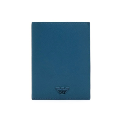 Θήκη διαβατηρίου της εταιρείας Emporio Armani σε μπλε χρώμα. Διαθέτει 4 θέσεις για κάρτες και μια πρόσθετη θήκη. Ιδανικό για άντρες και για γυναίκες. Όλα τα προϊόντα μας αποστέλλονται σε συσκευασία δώρου. Με την υπηρεσία της προσωποποίησης μπορείτε να προσθέσετε μονόγραμμα, το όνομα ή το λογότυπό σας.