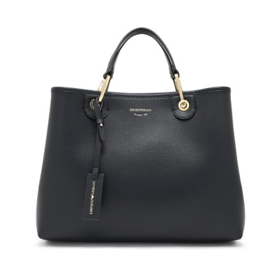 Γυναικεία τσάντα shopper της εταιρείας Emporio Armani κατασκευασμένη από δερματίνη σε μαύρο χρώμα. Ιδανική επιλογή για όλες τις ώρες της ημέρας, μπορεί να κρατηθεί στο χέρι, προσδίδοντας στυλ. Το κύριο μέρος της τσάντας κλείνει με φερμουάρ, παρέχοντας ασφάλεια κατά τη μεταφορά των προσωπικών αντικειμένων. Διαστάσεις: 37.5 x 27 x 11.5 cm Όλα τα προϊόντα μας παραδίδονται σε πολυτελή συσκευασία δώρου.