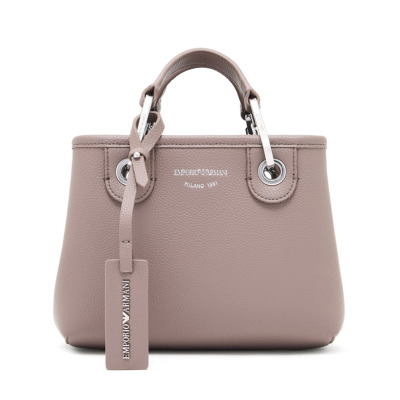 Γυναικεία τσάντα χειρός που μπορεί να φορεθεί και ως crossbody του οίκου Emporio Armani. Κλείνει με μαγνητικό κλιπ και διαθέτει μία κύρια ενιαία θέση Διαστάσεις: 21 x 16 x 8 cm Όλα τα προϊόντα μας παραδίδονται σε πολυτελή συσκευασία δώρου. Με την υπηρεσία της προσωποποίησης μπορείτε να προσθέσετε μονόγραμμα, το όνομα ή το λογότυπό σας.