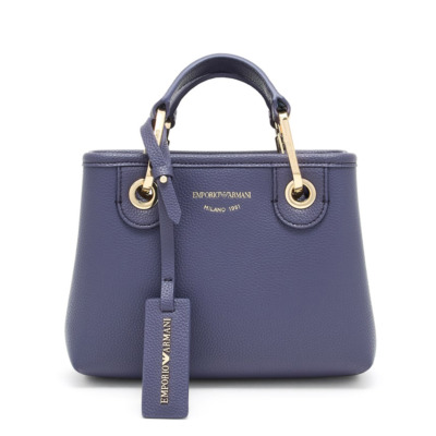 Γυναικεία τσάντα χειρός που μπορεί να φορεθεί και ως crossbody του οίκου Emporio Armani. Κλείνει με μαγνητικό κλιπ και διαθέτει μία κύρια ενιαία θέση Διαστάσεις: 21 x 16 x 8 cm Όλα τα προϊόντα μας παραδίδονται σε πολυτελή συσκευασία δώρου. Με την υπηρεσία της προσωποποίησης μπορείτε να προσθέσετε μονόγραμμα, το όνομα ή το λογότυπό σας.