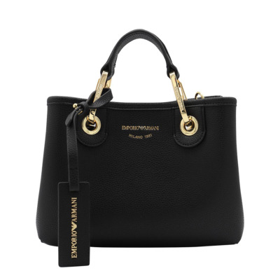 Γυναικεία τσάντα χειρός που μπορεί να φορεθεί και ως crossbody του οίκου Emporio Armani. Κλείνει με μαγνητικό κλιπ και διαθέτει μία κύρια ενιαία θέση Διαστάσεις: 21 x 16 x 8 cm Όλα τα προϊόντα μας παραδίδονται σε πολυτελή συσκευασία δώρου. Με την υπηρεσία της προσωποποίησης μπορείτε να προσθέσετε μονόγραμμα, το όνομα ή το λογότυπό σας.