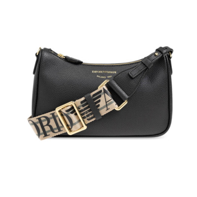 Γυναικεία τσάντα χειρός που μπορεί να φορεθεί και ως crossbody του οίκου Emporio Armani. Κλείνει με μαγνητικό κλιπ και διαθέτει μία κύρια ενιαία θέση Διαστάσεις: 23 x 14.5 x 6 cm Όλα τα προϊόντα μας παραδίδονται σε πολυτελή συσκευασία δώρου.