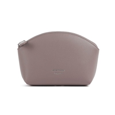 Τσάντα καλλυντικών της εταιρείας Emporio Armani σε μπεζ χρώμα. Διαθέτει έναν μεγάλο, ενιαίο χώρο. Ιδανικό για άντρες και για γυναίκες. Διαστάσεις: 21 x 14 cm Όλα τα προϊόντα μας αποστέλλονται σε συσκευασία δώρου. Με την υπηρεσία της προσωποποίησης μπορείτε να προσθέσετε μονόγραμμα, το όνομα ή το λογότυπό σας.