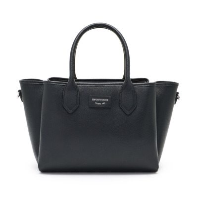 Γυναικεία τσάντα ώμου του οίκου Emporio Armani. Διαστάσεις: 42 x 24 x 16 cm Όλα τα προϊόντα μας αποστέλλονται σε συσκευασία δώρου. Με την υπηρεσία της προσωποποίησης μπορείτε να προσθέσετε τα αρχικά, το όνομα ή το λογότυπό σας.