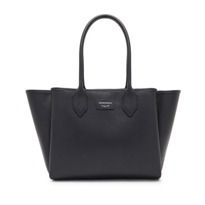 Γυναικεία τσάντα ώμου του οίκου Emporio Armani. Διαστάσεις: 52 x 28 x 16 cm Όλα τα προϊόντα μας αποστέλλονται σε συσκευασία δώρου. Με την υπηρεσία της προσωποποίησης μπορείτε να προσθέσετε τα αρχικά, το όνομα ή το λογότυπό σας.