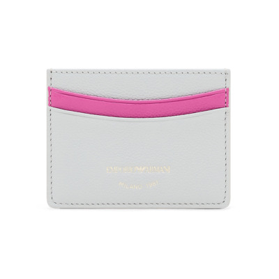 Καρτοθήκη της εταιρείας Emporio Armani σε γκρι χρώμα. Διαθέτει 4 θήκες για πιστωτικές κάρτες και μια θέση για χαρτονομίσματα. Διαστάσεις: 10 x 7.7 x 0.5 cm Όλα τα προϊόντα μας αποστέλλονται σε συσκευασία δώρου. Με την υπηρεσία της προσωποποίησης μπορείτε να προσθέσετε μονόγραμμα, το όνομα ή το λογότυπό σας.