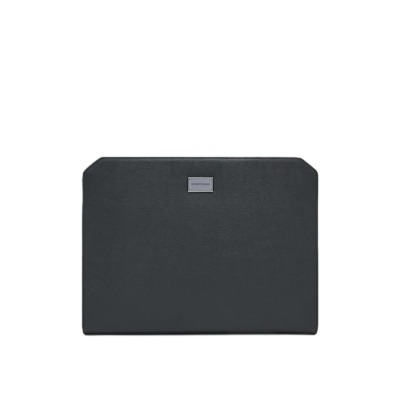 Ντοσιέ συνεδριών με φερμουάρ και εξωτερική τσέπη με ανάγλυφο λογότυπο από δέρμα σε μαύρο χρώμα από την εταιρεία Emporio Armani. Διαστάσεις: 36 x 27 x 22 cm Όλα τα προϊόντα μας αποστέλλονται σε συσκευασία δώρου. Με την υπηρεσία της προσωποποίησης μπορείτε να χαράξετε το μονόγραμμά σας.