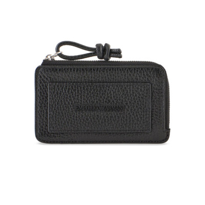 Καρτοθήκη της εταιρείας Emporio Armani σε μαύρο Διαθέτει 4 θήκες για πιστωτικές κάρτες και μια θέση για χαρτονομίσματα. Όλα τα προϊόντα μας αποστέλλονται σε συσκευασία δώρου. Με την υπηρεσία της προσωποποίησης μπορείτε να προσθέσετε μονόγραμμα, το όνομα ή το λογότυπό σας.