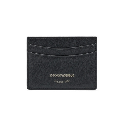 Καρτοθήκη της εταιρείας Emporio Armani σε μαύρο χρώμα. Διαθέτει 4 θήκες για πιστωτικές κάρτες και μια θέση για χαρτονομίσματα. Διαστάσεις: 10 x 7.7 x 0.5 cm Όλα τα προϊόντα μας αποστέλλονται σε συσκευασία δώρου. Με την υπηρεσία της προσωποποίησης μπορείτε να προσθέσετε μονόγραμμα, το όνομα ή το λογότυπό σας.
