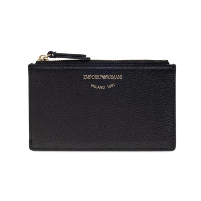 Πορτοφόλι από τον οίκο Armani σε μαύρο χρώμα. Το πορτοφόλι διαθέτει 4 θήκες για κάρτες, μία κεντρική θήκη για έγγραφα, χαρτονομίσματα ή για κέρματα. Κατασκευασμένηο από υψηλής ποιότητας δέρμα, συνδυάζει κομψότητα και πρακτικότητα για την καθημερινή σας χρήση. Διαστάσεις: 13.5 x 8.5 x 0.5 cm Όλα τα προϊόντα μας αποστέλλονται σε πολυτελή συσκευασία δώρου. Με την υπηρεσία προσωποποίησης μπορείτε να χαράξετε το μονόγραμμά σας.