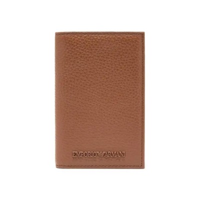 Δερμάτινη καρτοθήκη πιστωτικών καρτών από τον οίκο Armani σε χρώμα μόκα. Έχει 8 θήκες για πιστωτικές κάρτες και δύο επιπλέον θήκες. Διάσταση: 8 x 12 x 1 cm Με την υπηρεσία της προσωποποίησης μπορείτε να προσθέσετε τα αρχικά. το όνομα ή το λογότυπο σας.