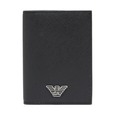 Καρτοθήκη του οίκου Emporio Armani, κατασκευασμένη από οικολογικό δέρμα Saffiano, το οποίο συνδυάζει την ανθεκτικότητα και την κομψή υφή του Saffiano με τις βιώσιμες πρακτικές του οίκου. Διαθέτει 4 θήκες για πιστωτικές κάρτες. Διαστάσεις: 11 x 8 cm