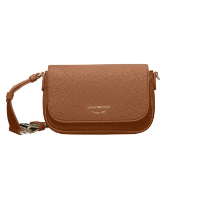 Γυναικεία τσάντα crossbody του οίκου Emporio Armani σε καφέ χρώμα. Είναι κατασκευασμένη από οικολογικό δέρμα, κλείνει με μαγνητικό κούμπωμα και διαθέτει αποσπώμενο λουράκι ώμου. Αποτελείται από έναν ενιαίο χώρο και μία εσωτερική θήκη με φερμουάρ. Διαστάσεις: 19.5 x 12.5 x 4.5 cm