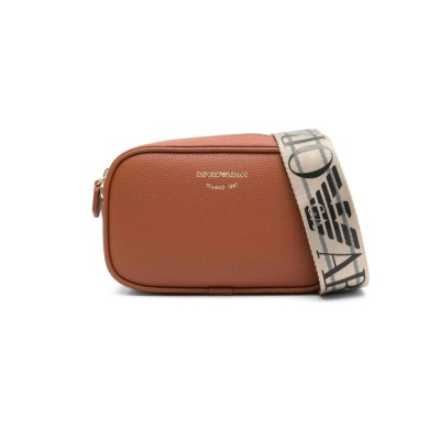 Γυναικεία τσάντα crossbody του οίκου Emporio Armani σε καφέ χρώμα. Είναι κατασκευασμένη από οικολογικό δέρμα, κλείνει με φερμουάρ και διαθέτει αποσπώμενο λουράκι ώμου. Αποτελείται από έναν ενιαίο χώρο. Διαστάσεις: 19 x 12 x 5.5 cm