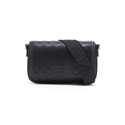 Γυναικεία τσάντα crossbody του οίκου Emporio Armani σε μαυρο χρώμα. Είναι κατασκευασμένη από οικολογικό δέρμα, κλείνει με μαγνητικό κούμπωμα και διαθέτει αποσπώμενο λουράκι ώμου. Αποτελείται από έναν ενιαίο χώρο και μία εσωτερική θήκη με φερμουάρ. Διαστάσεις: 19.5 x 12.5 x 4.5 cm