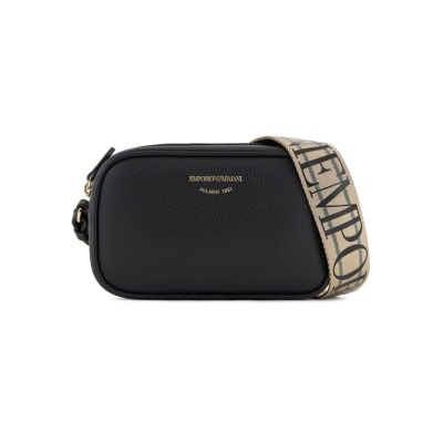 Γυναικεία τσάντα crossbody του οίκου Emporio Armani σε μαύρο χρώμα. Είναι κατασκευασμένη από οικολογικό δέρμα, κλείνει με φερμουάρ και διαθέτει αποσπώμενο λουράκι ώμου. Αποτελείται από έναν ενιαίο χώρο. Διαστάσεις: 19 x 12 x 5.5 cm