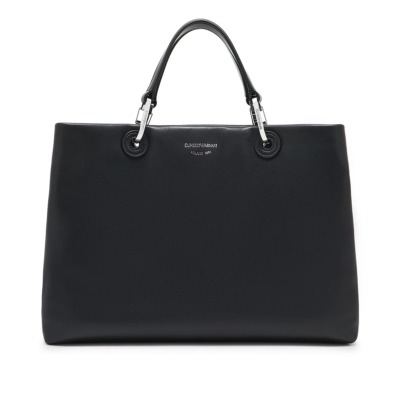 Γυναικεία τσάντα χειρός που μπορεί να φορεθεί και ως crossbody του οίκου Emporio Armani σε μαύρο χρώμα. Κατασκευασμένη από υψηλής ποιότητας δέρμα nappa, το οποίο είναι γνωστό για την απαλή και λεία υφή του, διαθέτει δύο σταθερές χειρολαβές και έναν αποσπώμενο, ρυθμιζόμενο ιμάντα ώμου. Συνοδεύεται επίσης από εσωτερική αφαιρούμενη θήκη με φερμουάρ για την ασφαλή φύλαξη αντικειμένων. Διαστάσεις: 38 x 27 x 11,5 cm