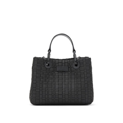 Γυναικεία τσάντα χειρός που μπορεί να φορεθεί και ως crossbody του οίκου Emporio Armani σε μαύρο χρώμα. Διαθέτει καπιτονέ σχέδιο και μεταλλικές λεπτομέρειες σε ασημί χρώμα. Διαθέτει έναν ευρύχωρο κύριο χώρο, καθώς και ένα επιπλέον εσωτερικό αφαιρούμενο νεσεσέρ για καλύτερη οργάνωση. Περιλαμβάνει δύο αφαιρούμενες χειρολαβές και έναν αποσπώμενο ιμάντα ώμου (μήκους περίπου 100 - 105 εκ.), επιτρέποντάς σας να την κρατήσετε στο χέρι ή να τη φορέσετε στον ώμο. Διαστάσεις: 26 x 19 x 9 cm