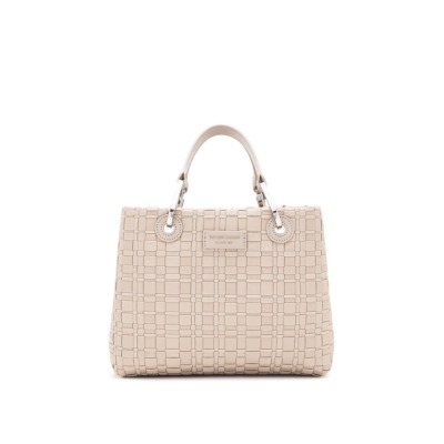 Γυναικεία τσάντα χειρός που μπορεί να φορεθεί και ως crossbody του οίκου Emporio Armani σε μπεζ χρώμα. Διαθέτει καπιτονέ σχέδιο και μεταλλικές λεπτομέρειες σε ασημί χρώμα. Διαθέτει έναν ευρύχωρο κύριο χώρο, καθώς και ένα επιπλέον εσωτερικό αφαιρούμενο νεσεσέρ για καλύτερη οργάνωση. Περιλαμβάνει δύο αφαιρούμενες χειρολαβές και έναν αποσπώμενο ιμάντα ώμου (μήκους περίπου 100 - 105 εκ.), επιτρέποντάς σας να την κρατήσετε στο χέρι ή να τη φορέσετε στον ώμο. Διαστάσεις: 26 x 19 x 9 cm