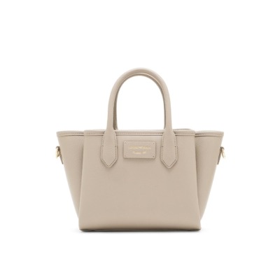 Γυναικεία τσάντα ώμου του οίκου Emporio Armani σε μπεζ χρώμα από οικολογικό δέρμα και φινίρισμα palmellato. Διαθέτει διπλή χειρολαβή και έναν πρακτικό, αποσπώμενο ιμάντα ώμου για μεγαλύτερη άνεση. Αποτελείται από έναν κύριο χώρο και δύο πλαϊνά τμήματα, εξασφαλίζοντας καλή οργάνωση των αντικειμένων σας. Διαστάσεις: 30 x 18 x 11 cm Όλα τα προϊόντα μας παραδίδονται σε πολυτελή συσκευασία δώρου.