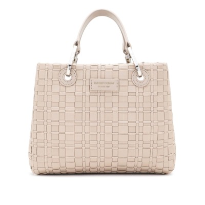 Γυναικεία τσάντα χειρός που μπορεί να φορεθεί και ως crossbody του οίκου Emporio Armani σε μπεζ χρώμα. Διαθέτει καπιτονέ σχέδιο και μεταλλικές λεπτομέρειες σε ασημί χρώμα. Διαθέτει έναν ευρύχωρο κύριο χώρο που χωράει έγγραφα μεγέθους A4, καθώς και ένα επιπλέον εσωτερικό αφαιρούμενο νεσεσέρ για καλύτερη οργάνωση. Περιλαμβάνει δύο αφαιρούμενες χειρολαβές και έναν αποσπώμενο ιμάντα ώμου (μήκους περίπου 105 εκ.), επιτρέποντάς σας να την κρατήσετε στο χέρι ή να τη φορέσετε στον ώμο. Διαστάσεις: 37 x 27 x 13 cm