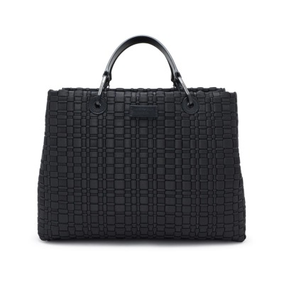 Γυναικεία τσάντα χειρός που μπορεί να φορεθεί και ως crossbody του οίκου Emporio Armani σε μαύρο χρώμα. Διαθέτει καπιτονέ σχέδιο και μεταλλικές λεπτομέρειες σε ασημί χρώμα. Διαθέτει έναν ευρύχωρο κύριο χώρο που χωράει έγγραφα μεγέθους A4, καθώς και ένα επιπλέον εσωτερικό αφαιρούμενο νεσεσέρ για καλύτερη οργάνωση. Περιλαμβάνει δύο αφαιρούμενες χειρολαβές και έναν αποσπώμενο ιμάντα ώμου (μήκους περίπου 105 εκ.), επιτρέποντάς σας να την κρατήσετε στο χέρι ή να τη φορέσετε στον ώμο. Διαστάσεις: 37 x 27 x 13 cm