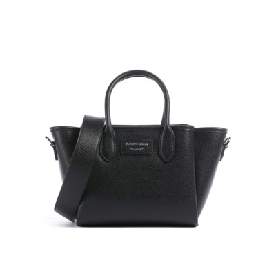 Γυναικεία τσάντα ώμου του οίκου Emporio Armani σε μαύρο χρώμα από οικολογικό δέρμα και φινίρισμα palmellato. Διαθέτει έναν κύριο αποθηκευτικό χώρο και δύο μικρότερα τμήματα, επιτρέποντας την καλύτερη οργάνωση των αντικειμένων σας και δύο σταθερές χειρολαβές (μήκους περίπου 9 cm) και έναν αποσπώμενο, ρυθμιζόμενο ιμάντα ώμου (μήκους 95-100 cm) για ευελιξία στο κράτημα. Κλείνει με μαγνητικό κούμπωμα και φερμουάρ, εξασφαλίζοντας την προστασία των προσωπικών σας ειδών.