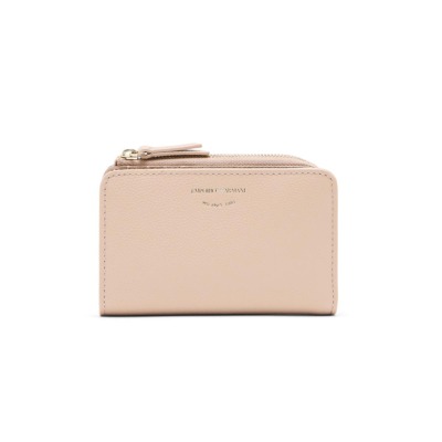 Πορτοφόλι του οίκου Εmporio Armani σε nude χρώμα κατασκευασμένο από δέρμα. Αναδιπλούμενο σχέδιο δύο τμημάτων για εύκολη πρόσβαση και διαθέτει 8 θήκες για πιστωτικές κάρτες, τμήμα για χαρτονομίσματα και θήκη για κέρματα με κλείσιμο με φερμουάρ. Διαστάσεις 13.2 x 9 x 1.5 cm