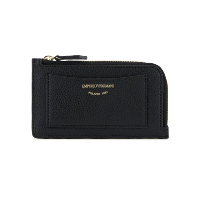 Καρτοθήκη του οίκου Εmporio Armani σε μαύρο χρώμα κατασκευασμένο από δέρμα. Διαθέτει 5 θήκες για πιστωτικές κάρτες και θήκη για κέρματα με κλείσιμο με φερμουάρ. Διαστάσεις 13 x 7.5 x 0.5 cm