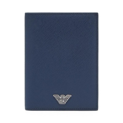 Θήκη διαβατηρίου της εταιρείας Emporio Armani σε μπλέ χρώμα. Διαθέτει 4 θέσεις για κάρτες και μια πρόσθετη θήκη.