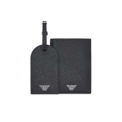 Σετ του οίκου Emporio Armani που περιλαμβάνει μια θήκη διαβατηρίου και μια ετικέτα αποσκευών, κατασκευασμένα από οικολογικό δέρμα Saffiano, το οποίο συνδυάζει την ανθεκτικότητα και την κομψή υφή του Saffiano με τις βιώσιμες πρακτικές του οίκου. Ιδανικό για την οργάνωση των ταξιδιωτικών εγγράφων με ασφάλεια και στυλ, είτε για επαγγελματικά ταξίδια είτε για αναψυχή. Διαστάσεις: 14 x 10 cm