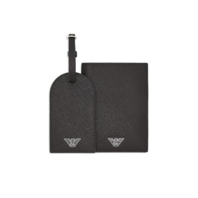 Σετ του οίκου Emporio Armani που περιλαμβάνει μια θήκη διαβατηρίου και μια ετικέτα αποσκευών, κατασκευασμένα από οικολογικό δέρμα Saffiano, το οποίο συνδυάζει την ανθεκτικότητα και την κομψή υφή του Saffiano με τις βιώσιμες πρακτικές του οίκου. Ιδανικό για την οργάνωση των ταξιδιωτικών εγγράφων με ασφάλεια και στυλ, είτε για επαγγελματικά ταξίδια είτε για αναψυχή. Διαστάσεις: 14 x 10 cm