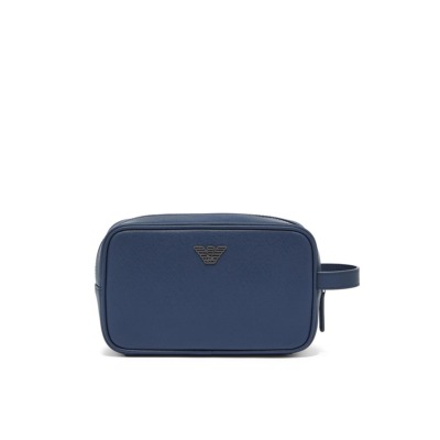 Το τσαντάκι προσωπικών ειδών του οίκου Emporio Armani είναι ένα κομψό ανδρικό νεσεσέρ, ιδανικό για ταξίδια και καθημερινή οργάνωση. Διαθέτει κλασικό, ορθογώνιο σχήμα με καθαρές γραμμές. Περιλαμβάνει μια σταθερή λαβή στο πλάι για εύκολο κράτημα και μεταφορά. Κατασκευασμένο από οικολογικό δέρμα Saffiano, το οποίο συνδυάζει την ανθεκτικότητα και την κομψή υφή του Saffiano με τις βιώσιμες πρακτικές του οίκου. Έχει μία κύρια θήκη που κλείνει με φερμουάρ. Διαστάσεις: 22.5 x 8.4 x 13.5 cm