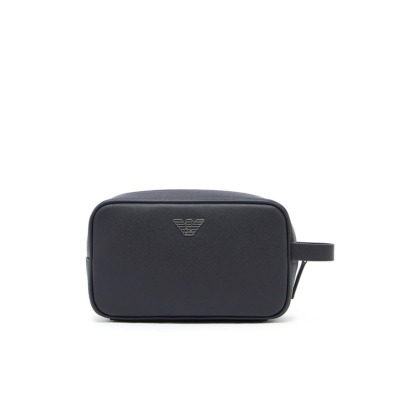 Το τσαντάκι προσωπικών ειδών του οίκου Emporio Armani είναι ένα κομψό ανδρικό νεσεσέρ, ιδανικό για ταξίδια και καθημερινή οργάνωση. Διαθέτει κλασικό, ορθογώνιο σχήμα με καθαρές γραμμές. Περιλαμβάνει μια σταθερή λαβή στο πλάι για εύκολο κράτημα και μεταφορά. Κατασκευασμένο από οικολογικό δέρμα Saffiano, το οποίο συνδυάζει την ανθεκτικότητα και την κομψή υφή του Saffiano με τις βιώσιμες πρακτικές του οίκου. Έχει μία κύρια θήκη που κλείνει με φερμουάρ. Διαστάσεις: 22.5 x 8.4 x 13.5 cm