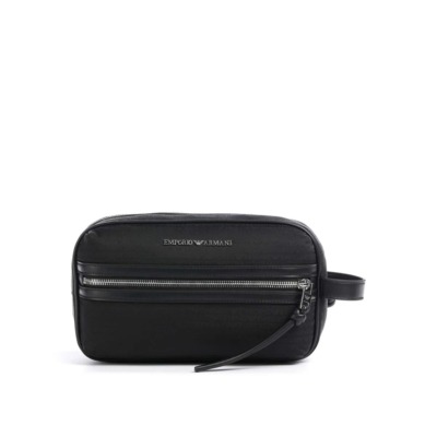 Το τσαντάκι προσωπικών ειδών του οίκου Emporio Armani είναι ένα κομψό ανδρικό νεσεσέρ, ιδανικό για ταξίδια και καθημερινή οργάνωση. Διαθέτει το χαρακτηριστικό all-over monogram print του οίκου σε μαύρο χρώμα. Περιλαμβάνει μια σταθερή λαβή καρπού για εύκολη μεταφορά. Έχει μία κύρια θήκη που κλείνει με φερμουάρ, μία εξωτερική τσέπη με φερμουάρ στο μπροστινό μέρος και εσωτερική τσέπη με φερμουάρ και μία θήκη για κάρτες. Διαστάσεις: 25 x 14 x 7cm